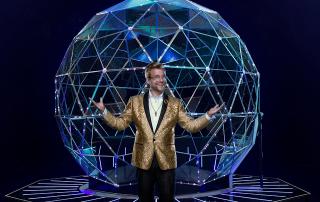 Adam Conover, host of The Crystal Maze on Nickelodeon. Photo: Gavin Bond/Nickelodeon ©2019 Viacom, International, Inc. All Rights Reserved.