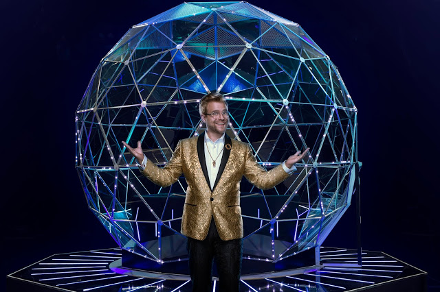 Adam Conover, host of The Crystal Maze on Nickelodeon. Photo: Gavin Bond/Nickelodeon ©2019 Viacom, International, Inc. All Rights Reserved.